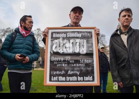 Londres, Royaume-Uni 27th janvier 2022.Un dimanche sanglant en souvenir et un rassemblement sur la place du Parlement.Plusieurs orateurs se sont joints aux manifestants avant le 50th anniversaire du dimanche sanglant pour un souvenir et pour protester contre une amnistie pour les anciens soldats britanniques impliqués dans les meurtres de 1972 à Derry, en Irlande du Nord.Les manifestants ont planté des croix et exposé un cercueil avec les noms des victimes.Credit: Vuk Valcic / Alamy Live News Banque D'Images