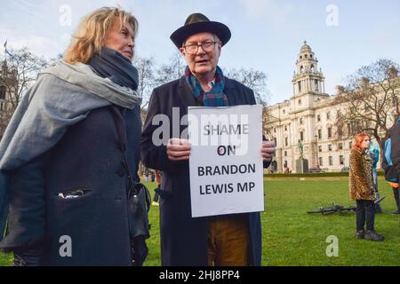 Londres, Royaume-Uni 27th janvier 2022.Un dimanche sanglant en souvenir et un rassemblement sur la place du Parlement.Plusieurs orateurs se sont joints aux manifestants avant le 50th anniversaire du dimanche sanglant pour un souvenir et pour protester contre une amnistie pour les anciens soldats britanniques impliqués dans les meurtres de 1972 à Derry, en Irlande du Nord.Les manifestants ont planté des croix et exposé un cercueil avec les noms des victimes.Credit: Vuk Valcic / Alamy Live News Banque D'Images