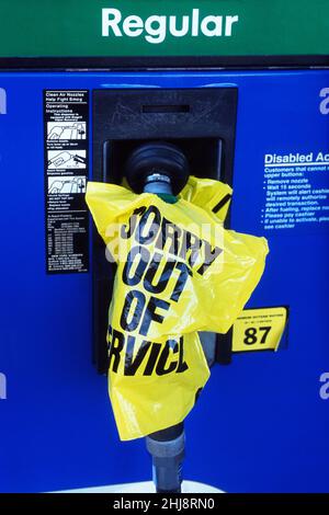 Station-service à court de carburant ou d'essence. Pompe à essence hors service. Droits de douane sur les marchandises étrangères. Guerre commerciale mondiale. Connecticut, États-Unis Banque D'Images