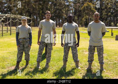 Portrait d'un groupe de soldats divers hommes et femmes debout au camp de chaussures Banque D'Images