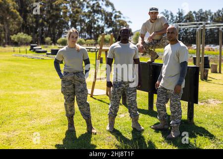 Portrait d'un groupe de soldats divers hommes et femmes debout au camp de chaussures Banque D'Images