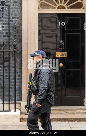 Londres, Royaume-Uni.27th janvier 2022.Policiers à la porte du 10 Downing Street, Londres Royaume-Uni crédit: Ian Davidson/Alay Live News Banque D'Images
