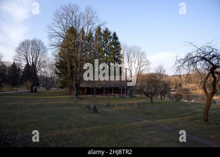 Ancienne maison en bois au bord de la forêt près du lac au printemps.Village de pêcheurs.Extérieur traditionnel de style soviétique ou russe Banque D'Images