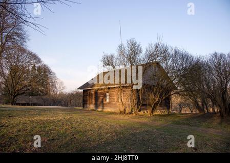 Ancienne maison en bois au bord de la forêt près du lac au printemps.Village de pêcheurs.Extérieur traditionnel de style soviétique ou russe Banque D'Images