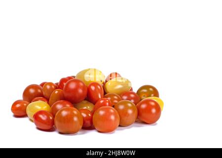 Diverses petites tomates sur fond blanc Banque D'Images