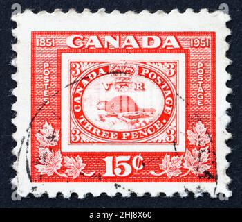 CANADA - VERS 1951 : un timbre imprimé au Canada montre le timbre de trois penny Beaver, centenaire de la British North American postal Administration, vers Banque D'Images