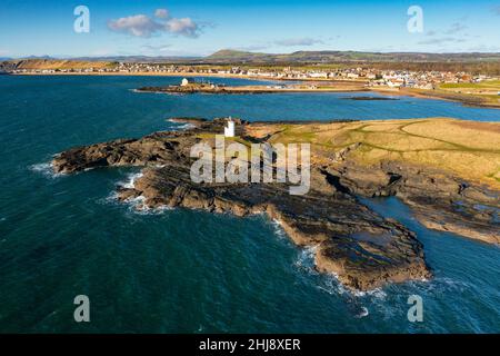 Vue aérienne depuis le drone du phare d'Elie Ness et à distance Elie et Earlsferry, Fife, Écosse, Royaume-Uni Banque D'Images