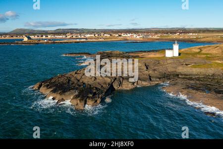 Vue aérienne depuis le drone du phare d'Elie Ness et à distance Elie et Earlsferry, Fife, Écosse, Royaume-Uni Banque D'Images