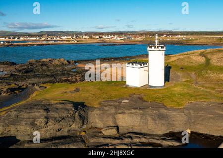 Vue aérienne depuis le drone du phare d'Elie Ness et à distance Elie et Earlsferry, Fife, Écosse, Royaume-Uni Banque D'Images