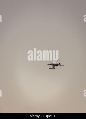 Photo verticale d'un avion volant dans un ciel gris Banque D'Images