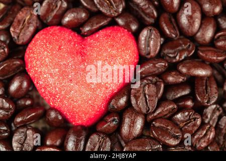 Grains de café torréfiés en forme de coeur au centre.Un concept d'alimentation saine. Banque D'Images