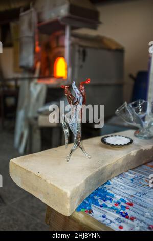 Murano, Italie - 2 novembre 2012 : cheval fait de verre dans l'atelier d'un maître verrier. Banque D'Images