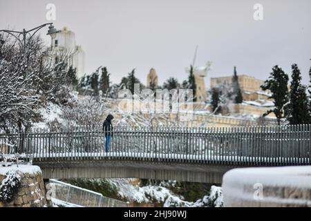 Un homme se tient sur un pont pour observer la vue enneigée.Jérusalem, Israël.Janvier 27th 2022.( Credit: Matan Golan/Alay Live News Banque D'Images