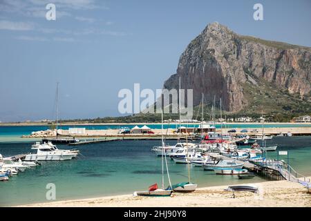 Vue panoramique sur le port de plaisance de San Vito Lo Capo Banque D'Images