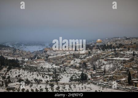 La tempête d'Elpis couvre Jérusalem avec de la neige Banque D'Images