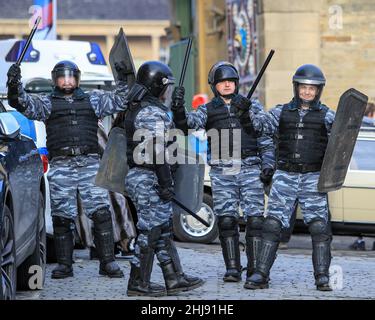 Des extras habillés comme la police armée russe sur le plateau de nouvelles séries télé à venir ‘invasion de la burette’ à la pièce Hall, Halifax Banque D'Images