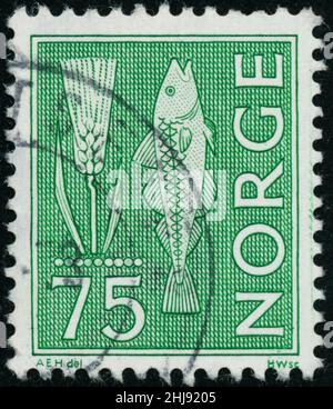POLTAVA, UKRAINE - 27 janvier 2022.Timbre d'époque imprimé en Norvège vers 1973 épis et poissons Banque D'Images