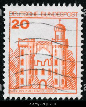 POLTAVA, UKRAINE - 27 janvier 2022.Timbre d'époque imprimé en Allemagne vers 1978 montre des palais et des châteaux Banque D'Images