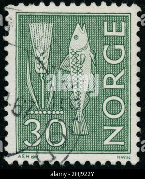 POLTAVA, UKRAINE - 27 janvier 2022.Timbre d'époque imprimé en Norvège vers 1964 épis et poissons Banque D'Images