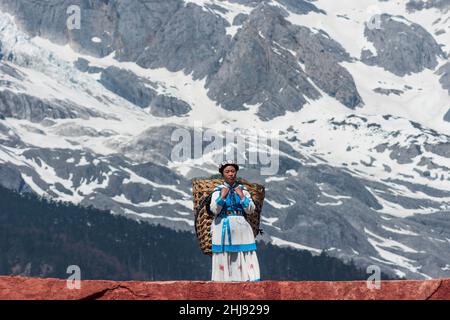 Lijiang, Yunnan, Chine - avril 2 2012 : la minorité ethnique des Naxi dans leurs costumes traditionnels. Banque D'Images