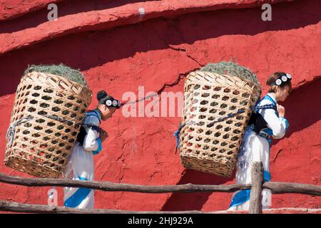 Lijiang, Yunnan, Chine - avril 2 2012 : la minorité ethnique des Naxi dans leurs costumes traditionnels. Banque D'Images