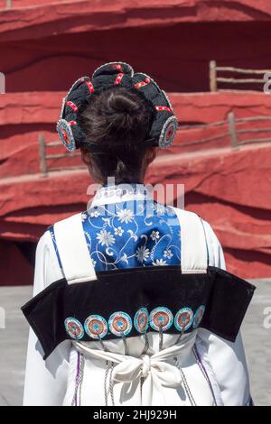 Lijiang, Yunnan, Chine - avril 2 2012 : la minorité ethnique des Naxi dans leurs costumes traditionnels. Banque D'Images