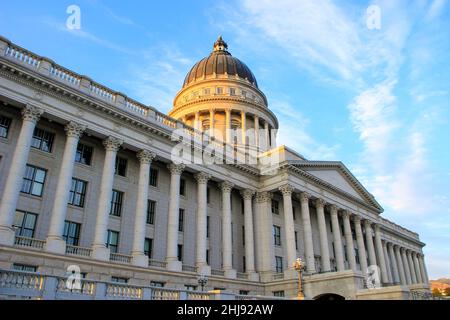 L'Utah State Capitol à Salt Lake City dans la soirée. Salt Lake City est la capitale et la ville la plus peuplée de l'Utah Banque D'Images