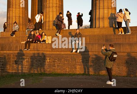 Météo au Royaume-Uni : Calton Hill, Édimbourg, Écosse, Royaume-Uni.27th janvier 2022.Coucher de soleil nuageux et lumineux pour les centaines de touristes se rassemblant sur Calton Hill pour une vue panoramique sur l'architecture de la ville.Credit: Archwhite/alamy Live news. Banque D'Images