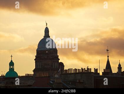 Météo au Royaume-Uni : Calton Hill, Édimbourg, Écosse, Royaume-Uni.27th janvier 2022.Coucher de soleil nuageux et lumineux pour les centaines de touristes se rassemblant sur Calton Hill pour une vue panoramique sur l'architecture de la ville.Credit: Archwhite/alamy Live news. Banque D'Images