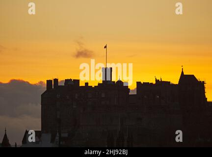 Météo au Royaume-Uni : Calton Hill, Édimbourg, Écosse, Royaume-Uni.27th janvier 2022.Coucher de soleil nuageux et lumineux pour les centaines de touristes se rassemblant sur Calton Hill pour une vue panoramique sur l'architecture de la ville.Credit: Archwhite/alamy Live news. Banque D'Images