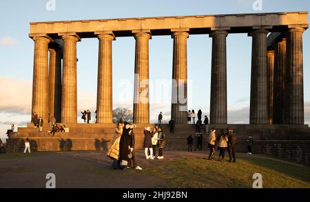 Météo au Royaume-Uni : Calton Hill, Édimbourg, Écosse, Royaume-Uni.27th janvier 2022.Coucher de soleil nuageux et lumineux pour les centaines de touristes se rassemblant sur Calton Hill pour une vue panoramique sur l'architecture de la ville.Credit: Archwhite/alamy Live news. Banque D'Images