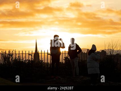 Météo au Royaume-Uni : Calton Hill, Édimbourg, Écosse, Royaume-Uni.27th janvier 2022.Coucher de soleil nuageux et lumineux pour les centaines de touristes se rassemblant sur Calton Hill pour une vue panoramique sur l'architecture de la ville.Credit: Archwhite/alamy Live news. Banque D'Images