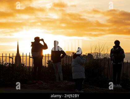 Météo au Royaume-Uni : Calton Hill, Édimbourg, Écosse, Royaume-Uni.27th janvier 2022.Coucher de soleil nuageux et lumineux pour les centaines de touristes se rassemblant sur Calton Hill pour une vue panoramique sur l'architecture de la ville.Credit: Archwhite/alamy Live news. Banque D'Images