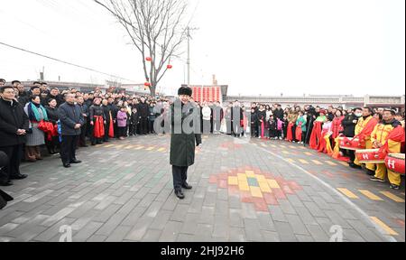 (220127) -- TAIYUAN, 27 janv. 2022 (Xinhua) -- le président chinois Xi Jinping, également secrétaire général du Comité central du Parti communiste de Chine (PCC) et président de la Commission militaire centrale, souhaite aux Chinois de tous les groupes ethniques, compatriotes de Hong Kong, Macao et Taïwan,Et les Chinois d'outre-mer vivent plus heureux et en meilleure santé dans l'année du tigre, devant les villageois sur une place locale dans le village de Duancun, canton de Sengnian du comté de Fenxi, province du Shanxi au nord de la Chine, le 26 janvier 2022.Xi prolongé Spring Festival salue à tous les Chinois lors de sa visite à Shanxi Prov Banque D'Images