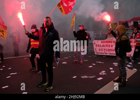 20000 personnes ont défilé entre bastille et bercy à Paris pour cette démo interprofessionnelle 2 candidats à l'élection présidentielle étaient présents Banque D'Images