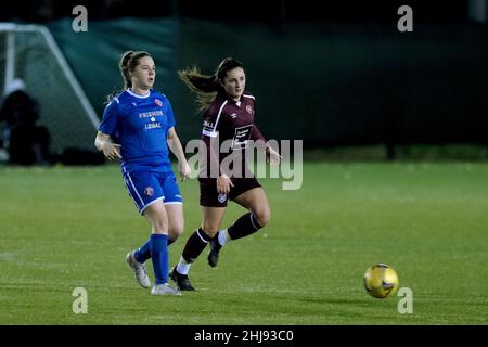 Édimbourg, Royaume-Uni.26th janvier 2022.Oriam, Édimbourg, Écosse, Janu Sarah Clelland (Spartans, n° 3) et Erin Rennie (Hearts, n° 12) lors du match de SWPL1 entre Hearts et Spartans à Oriam, Édimbourg, Écosse.Park's Motor Group Scottish Women's Premier League 1 Alex Todd/SPP crédit: SPP Sport Press photo./Alamy Live News Banque D'Images