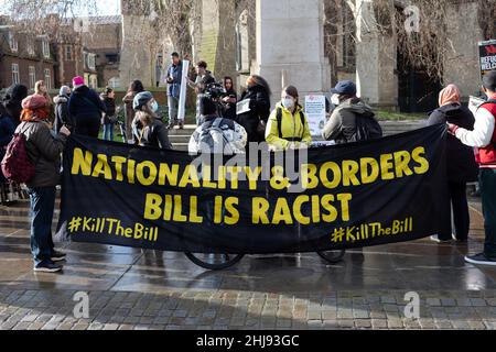 Londres, Royaume-Uni.27th janvier 2022.Les manifestants ont vu tenir une bannière qui dit que "le projet de loi sur la nationalité et les frontières est raciste" pendant la manifestation.actuellement en train de passer par la Chambre des Lords, le projet de loi sur la nationalité et les frontières devrait passer par l'étape de la commission aujourd'hui.Si elle est adoptée, la citoyenneté britannique du peuple britannique peut être révoquée par le gouvernement sans préavis.Les manifestants se sont rassemblés pour exiger que le projet de loi soit mis au rebut.(Photo de Belinda Jiao/SOPA Images/Sipa USA) crédit: SIPA USA/Alay Live News Banque D'Images