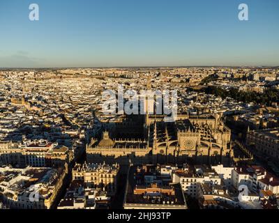 Vue spectaculaire sur la cathédrale de Séville dans la vieille ville de Séville avec son célèbre clocher Giralda en Andalousie en Espagne Banque D'Images