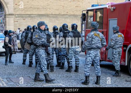 Halifax, Royaume-Uni.27th janvier 2022.Des extras habillés comme police armée russe avec des armes sur le plateau de nouvelles séries télé à venir ‘invasion de la marque’ à la pièce Hall, Halifax à Halifax, Royaume-Uni, le 1/27/2022.(Photo de James Heaton/News Images/Sipa USA) crédit: SIPA USA/Alay Live News Banque D'Images