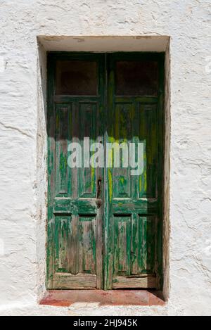 Ancienne porte en bois à Alaior, petite ville de Minorque, Iles Baléares, Espagne Banque D'Images