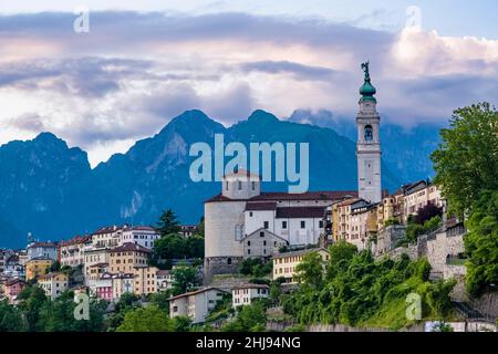 Vue sur la Città di Belluno avec la cathédrale et les montagnes méridionales des Dolomites. Banque D'Images