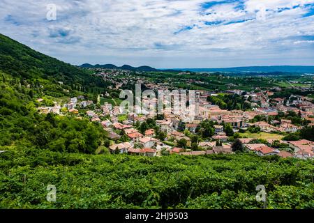 Vue aérienne de Valdobbiadene, la maison de Prosecco, entourée de vignobles. Banque D'Images