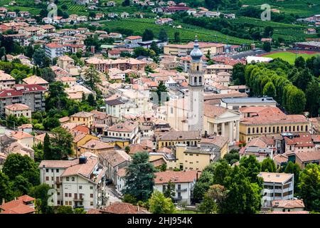 Vue aérienne de Valdobbiadene, la maison de Prosecco, entourée de vignobles. Banque D'Images