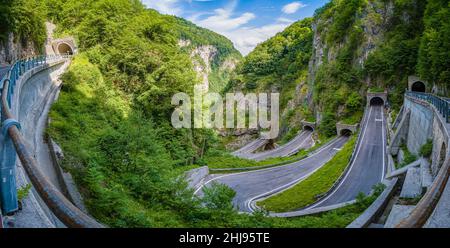 Vue panoramique sur la route sinueuse menant à Passo San Boldo, reliant le Val Belluna au Val Mareno. Banque D'Images