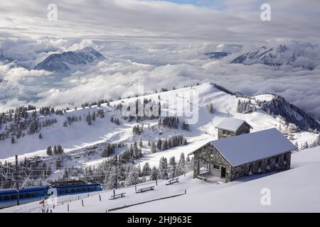 Vue imprenable depuis le sommet de la montagne de Rigi avec le Mont Pilatus qui s'élève au-dessus des nuages au-dessus du lac de Lucerne dans les alpes en hiver en Suisse Banque D'Images