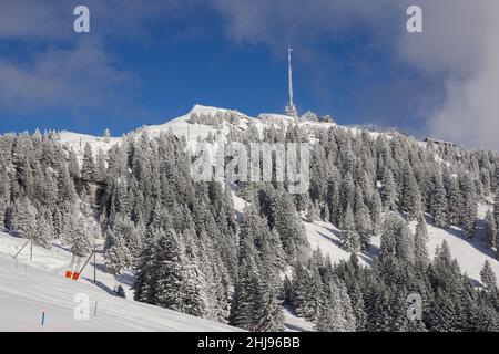 Sommet de la montagne de Rigi lors d'une journée d'hiver ensoleillée après de fortes chutes de neige dans le canton de Lucerne dans les alpes en Suisse Banque D'Images