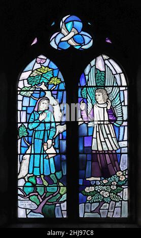Un vitrail de Paul Quail représentant l'Annonciation, église St Mary, Old Hunstanton, Norfolk Banque D'Images