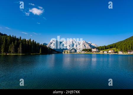 Lac et ville de Misurina, Lago di Misurina, avec la montagne Punta Sorabiss reflétant dans l'eau, l'istituto Pio XII à la fin du lac. Banque D'Images