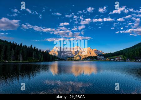 Lac et ville Misurina, Lago di Misurina, avec la montagne Punta Sorabiss reflétant dans l'eau, l'istituto Pio XII à la fin du lac, lever du soleil. Banque D'Images