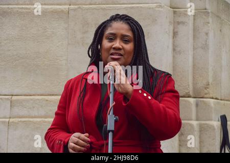 Londres, Royaume-Uni 27th janvier 2022.Le député travailliste Bell Ribeiro-Addy parle pendant la manifestation.Des manifestants se sont rassemblés devant le Parlement pour protester contre le projet de loi sur la nationalité et les frontières, ce qui permettra au gouvernement britannique de priver les citoyens de leur citoyenneté.Credit: Vuk Valcic / Alamy Live News Banque D'Images